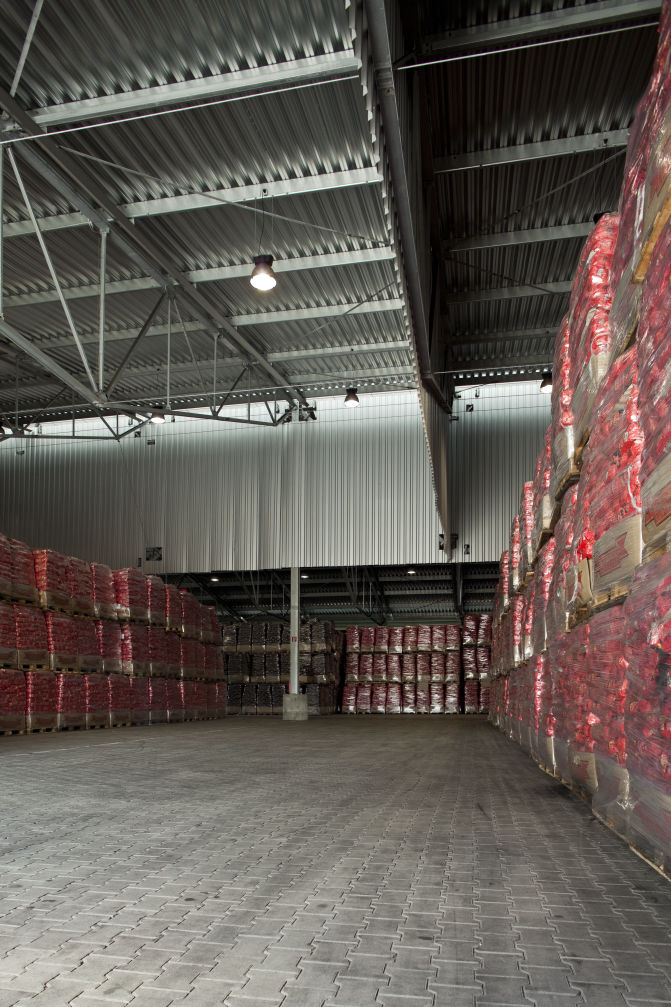 Arbeiter schleift Metal